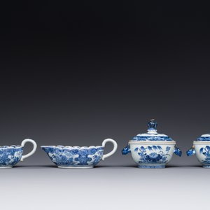 Een paar Chinese blauw-witte sauskommen en een paar terrines met deksel, Qianlong — foto 3