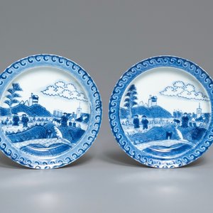 Een paar Chinese blauw-witte 'Scheveningen' of 'Nabeshima' borden, Kangxi — foto 1