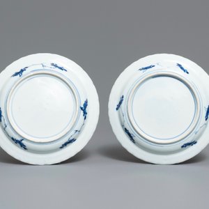 Een paar Chinese blauw-witte 'Scheveningen' of 'Nabeshima' borden, Kangxi — foto 2