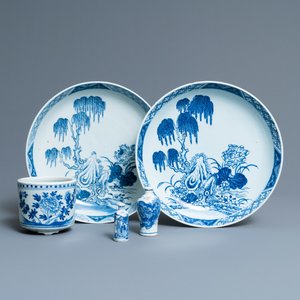 Een paar Chinese blauw-witte schotels, een penselenbeker en twee snuifflesjes, 18/19e eeuw — foto 1