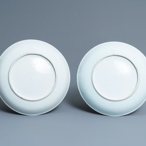 Een paar Chinese blauw-witte schotels, een penselenbeker en twee snuifflesjes, 18/19e eeuw — foto 3