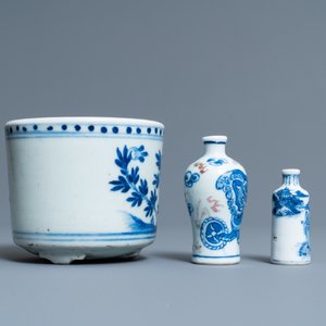 Een paar Chinese blauw-witte schotels, een penselenbeker en twee snuifflesjes, 18/19e eeuw — foto 5