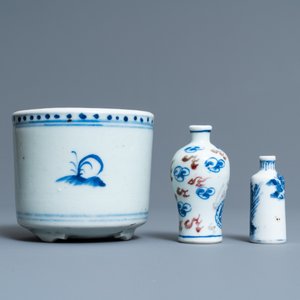 Een paar Chinese blauw-witte schotels, een penselenbeker en twee snuifflesjes, 18/19e eeuw — foto 6