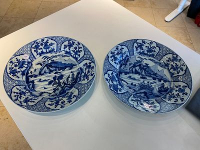 Een paar Chinese blauw-witte schotels met berglandschappen, Kangxi — foto 1