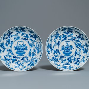 Een paar Chinese blauw-witte schotels met bloemenmanden, Kangxi — foto 2