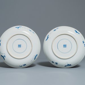 Een paar Chinese blauw-witte schotels met bloemenmanden, Kangxi — foto 3