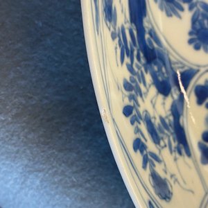 Een paar Chinese blauw-witte schotels met bloemenmanden, Kangxi — foto 4