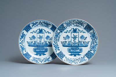 Een paar Chinese blauw-witte schotels met bloemenmanden, Qianlong