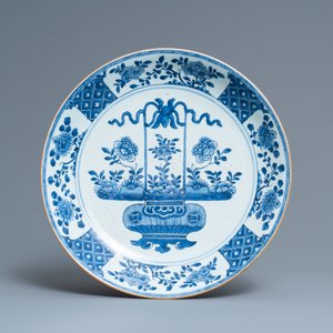 Een paar Chinese blauw-witte schotels met bloemenmanden, Qianlong — foto 2