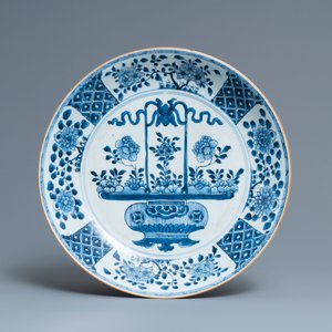 Een paar Chinese blauw-witte schotels met bloemenmanden, Qianlong — foto 3