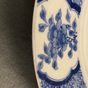 Een paar Chinese blauw-witte schotels met dames op een terras, Chenghua merk, Kangxi — foto 12