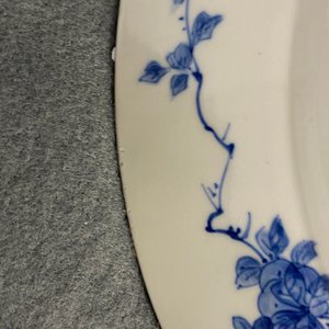Een paar Chinese blauw-witte schotels met dames op een terras, Chenghua merk, Kangxi — foto 16