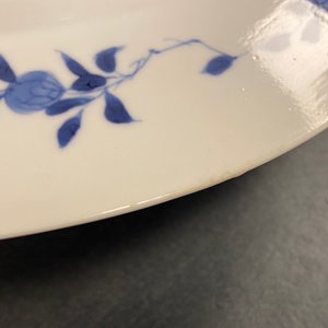 Een paar Chinese blauw-witte schotels met dames op een terras, Chenghua merk, Kangxi — foto 9