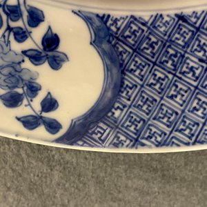 Een paar Chinese blauw-witte schotels met dames op een terras, Chenghua merk, Kangxi — foto 10
