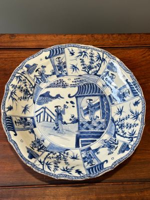Een paar Chinese blauw-witte schotels met de 'Cao zussen', Kangxi/Yongzheng — foto 1