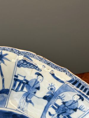 Een paar Chinese blauw-witte schotels met de 'Cao zussen', Kangxi/Yongzheng — foto 13
