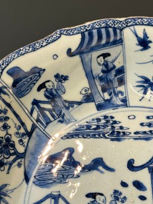 Een paar Chinese blauw-witte schotels met de 'Cao zussen', Kangxi/Yongzheng — foto 3