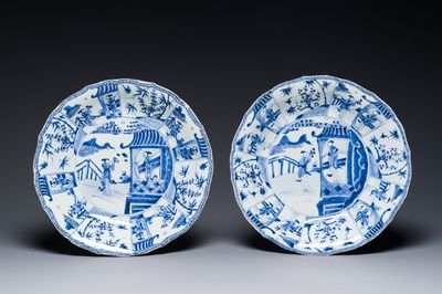 Een paar Chinese blauw-witte schotels met de 'Cao zussen', Kangxi/Yongzheng