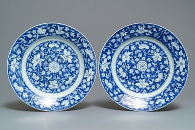 Een paar Chinese blauw-witte schotels met floraal decor, Kangxi