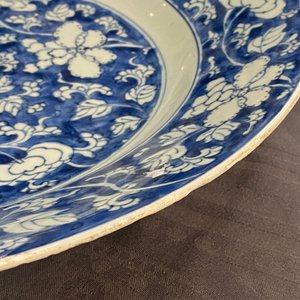 Een paar Chinese blauw-witte schotels met floraal decor, Kangxi — foto 12