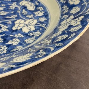 Een paar Chinese blauw-witte schotels met floraal decor, Kangxi — foto 9