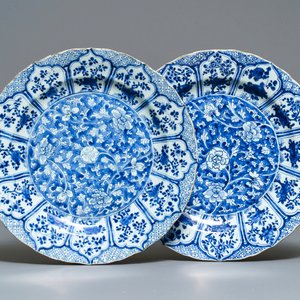 Een paar Chinese blauw-witte schotels met floraal decor, Kangxi — foto 1