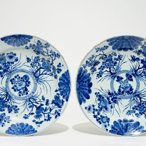 Een paar Chinese blauw-witte schotels met floraal decor, Kangxi — foto 1