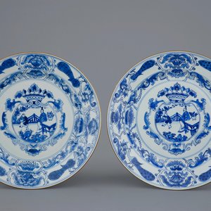Een paar Chinese blauw-witte schotels met gekroonde medaillons, Kangxi — foto 1