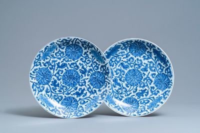 Een paar Chinese blauw-witte schotels met lotusslingers, Kangxi