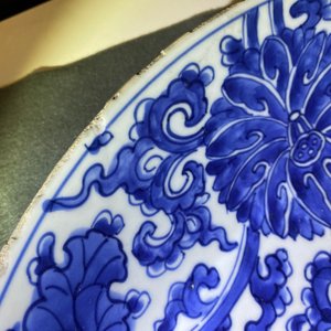 Een paar Chinese blauw-witte schotels met lotusslingers, Kangxi — foto 10