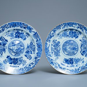 Een paar Chinese blauw-witte schotels met verhoogde ziel, Kangxi — foto 1