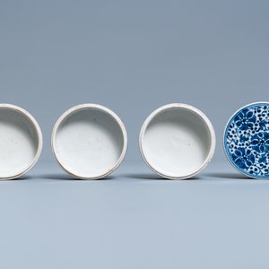 Een paar Chinese blauw-witte stapeldozen, vier schotels en een zegelpastadoos, 19e eeuw — foto 16