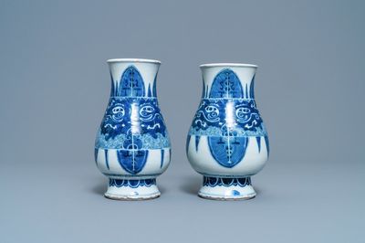 Een paar Chinese blauw-witte 'taotie' vazen, Kangxi