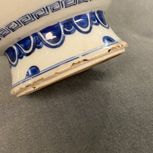 Een paar Chinese blauw-witte 'taotie' vazen, Kangxi — foto 14