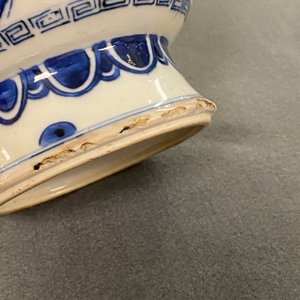 Een paar Chinese blauw-witte 'taotie' vazen, Kangxi — foto 15