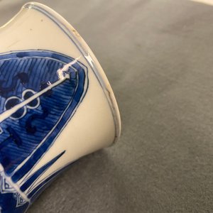 Een paar Chinese blauw-witte 'taotie' vazen, Kangxi — foto 19