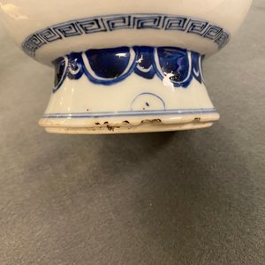 Een paar Chinese blauw-witte 'taotie' vazen, Kangxi — foto 20