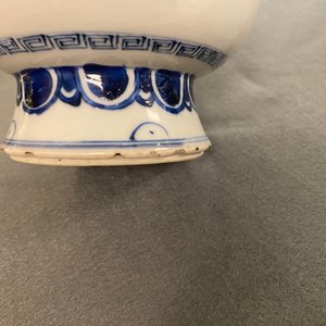 Een paar Chinese blauw-witte 'taotie' vazen, Kangxi — foto 21