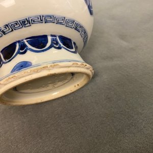Een paar Chinese blauw-witte 'taotie' vazen, Kangxi — foto 23
