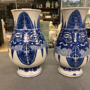 Een paar Chinese blauw-witte 'taotie' vazen, Kangxi — foto 25