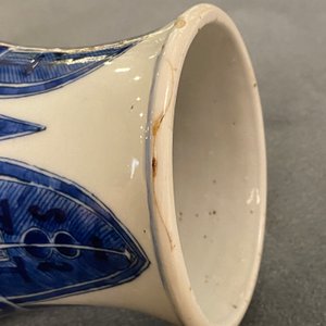 Een paar Chinese blauw-witte 'taotie' vazen, Kangxi — foto 8