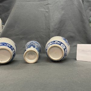 Een paar Chinese blauw-witte theebussen en een beker op voet, Kangxi — foto 18
