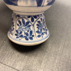 Een paar Chinese blauw-witte theebussen en een beker op voet, Kangxi — foto 10