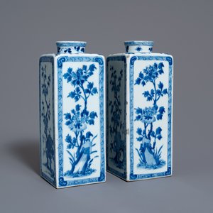 Een paar Chinese blauw-witte theebussen met floraal decor, Kangxi — foto 1