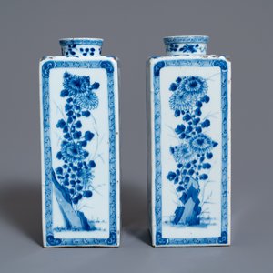 Een paar Chinese blauw-witte theebussen met floraal decor, Kangxi — foto 2
