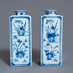 Een paar Chinese blauw-witte theebussen met floraal decor, Kangxi — foto 5