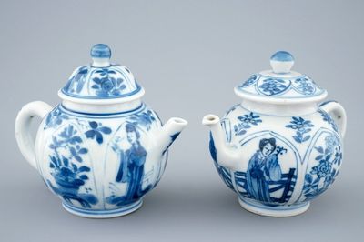Een paar Chinese blauw-witte theepotjes met lange Lijzen, Kangxi