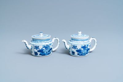Een paar Chinese blauw-witte theepotten met antiquiteiten, Kangxi