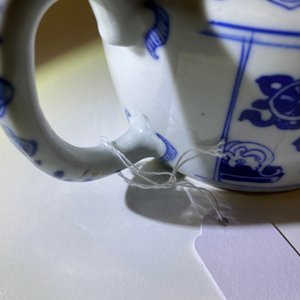 Een paar Chinese blauw-witte theepotten met antiquiteiten, Kangxi — foto 11