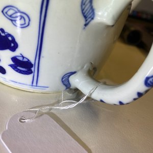 Een paar Chinese blauw-witte theepotten met antiquiteiten, Kangxi — foto 12